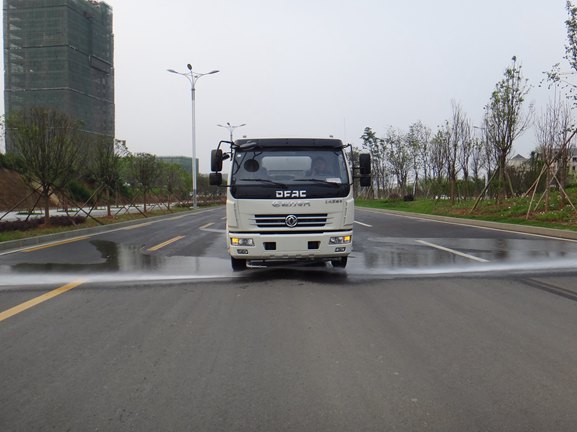 東風多利卡7-9噸灑水車圖片