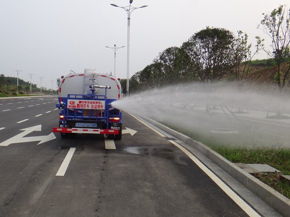 東風多利卡7-9噸灑水車圖片