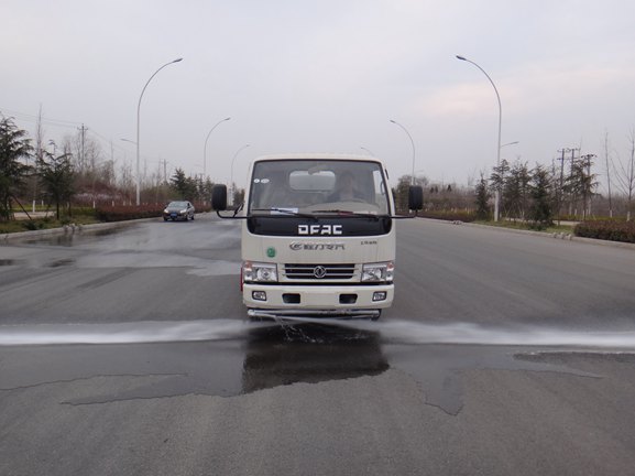 東風(fēng)小卡5噸灑水車圖片