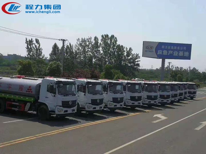 大客戶訂購20臺(tái)東風(fēng)后八輪20噸灑水車批量發(fā)車