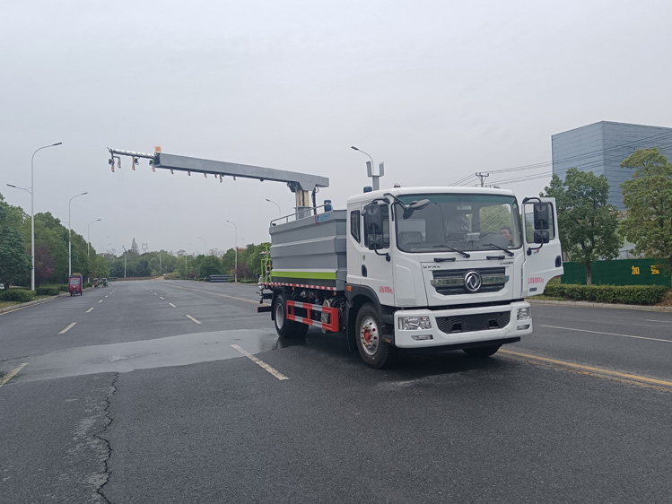 東風(fēng)D9免稅的鐵路抑塵車(chē)--12噸降塵灑水車(chē)_陜西多功能固化劑噴灑車(chē)_煤礦貨場(chǎng)壓制降塵