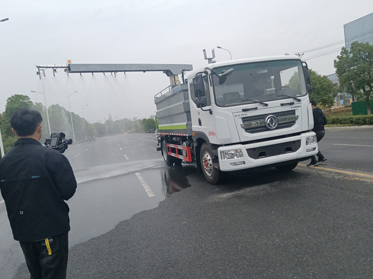 東風(fēng)D9噴霧封層鐵路抑塵車-15方煤廠抑塵運(yùn)輸車_榆林12方抑塵灑水車_霧化感應(yīng)噴淋車_煤炭降塵車