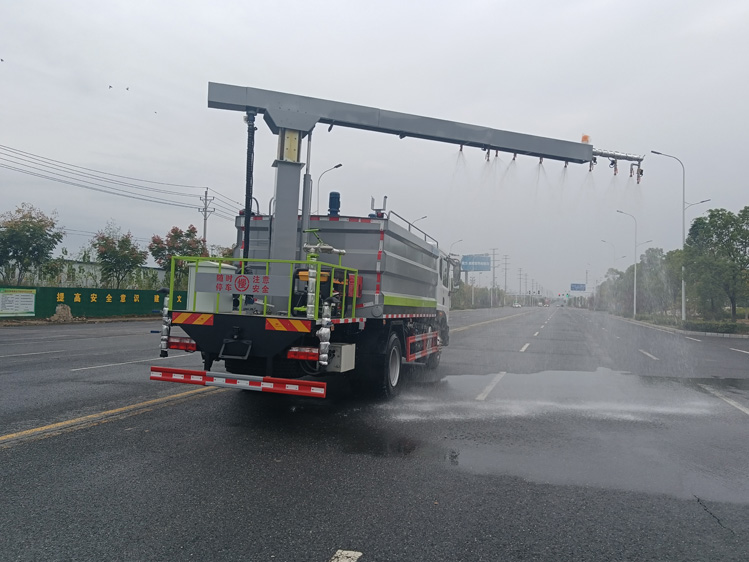 東風(fēng)D9免稅的鐵路抑塵車--12噸降塵灑水車_長治12立方抑塵車-抑塵噴霧車鉤擋停噴功能火車封層車