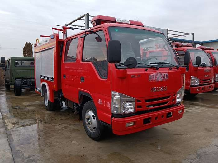 5噸消防灑水車_油庫貨場港口碼頭消防車_2.5-5噸泡沫消防車現(xiàn)車報(bào)價(jià)