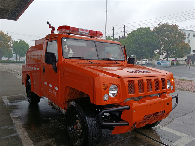 森林巡邏消防車_越野消防灑水車_內(nèi)蒙古遼寧_山區(qū)林場草原消防救火車_北汽勇士四驅森林防火指揮車