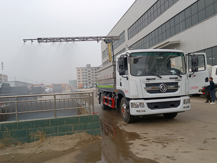 東風(fēng)D9免稅的鐵路抑塵車(chē)--12噸降塵灑水車(chē)_陜西多功能固化劑噴灑車(chē)_煤礦貨場(chǎng)壓制降塵