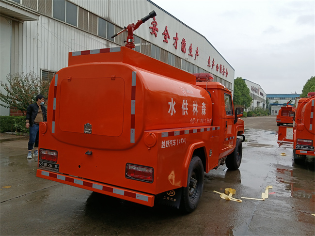 森林巡邏消防車_越野消防灑水車_內(nèi)蒙古遼寧_山區(qū)林場草原消防救火車_北汽勇士四驅森林防火指揮車