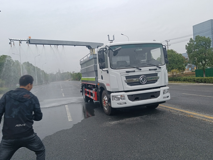 東風(fēng)D9噴霧封層鐵路抑塵車-15方煤廠抑塵運(yùn)輸車_榆林12方抑塵灑水車_霧化感應(yīng)噴淋車_煤炭降塵車