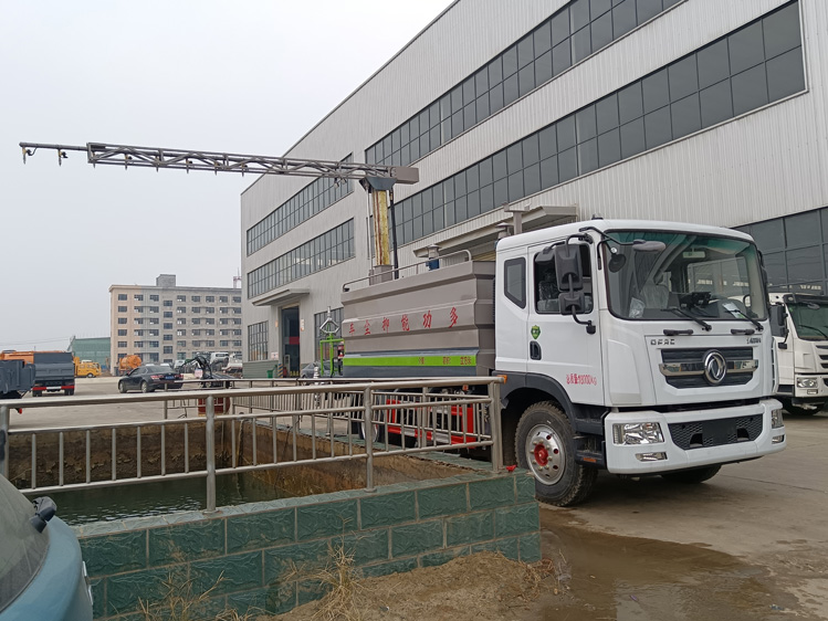 東風(fēng)D9免稅的鐵路抑塵車--12噸降塵灑水車_太原鐵路裝卸煤炭防塵車_煤炭固化劑噴淋車