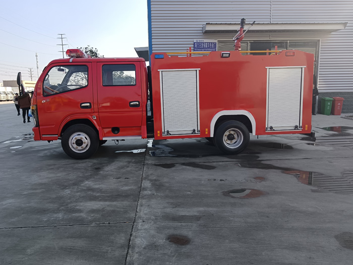 5噸消防灑水車多少錢_油庫貨場港口碼頭消防車_2.5-5噸泡沫消防車現(xiàn)車報價