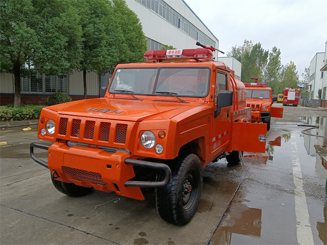 森林巡邏消防車_越野消防灑水車_內(nèi)蒙古遼寧_山區(qū)林場草原消防救火車_北汽勇士四驅森林防火指揮車