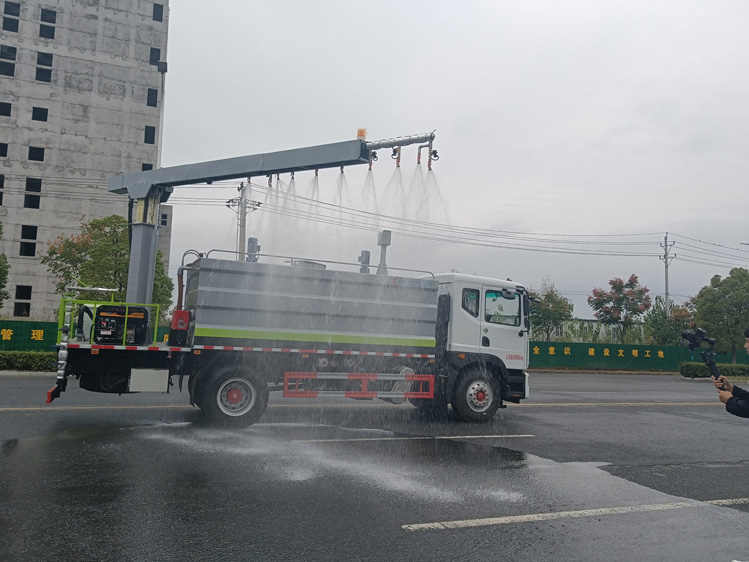 東風(fēng)D9免稅的鐵路抑塵車--12噸降塵灑水車_長治12立方抑塵車-抑塵噴霧車鉤擋停噴功能火車封層車