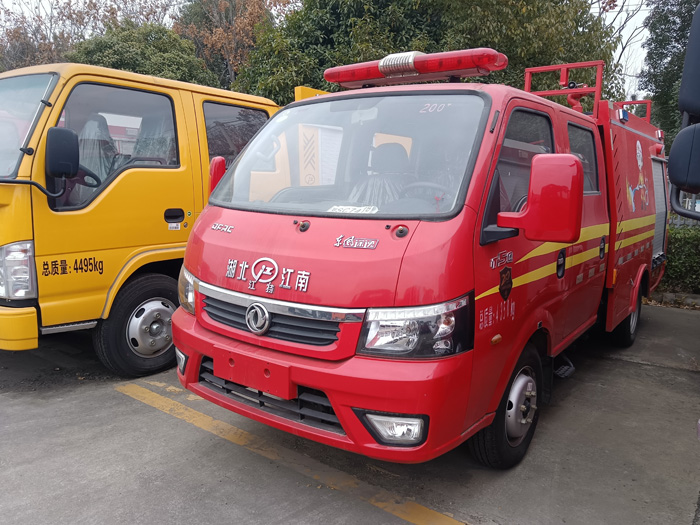 5噸消防灑水車_油庫貨場港口碼頭消防車_2.5-5噸泡沫消防車現(xiàn)車報(bào)價(jià)